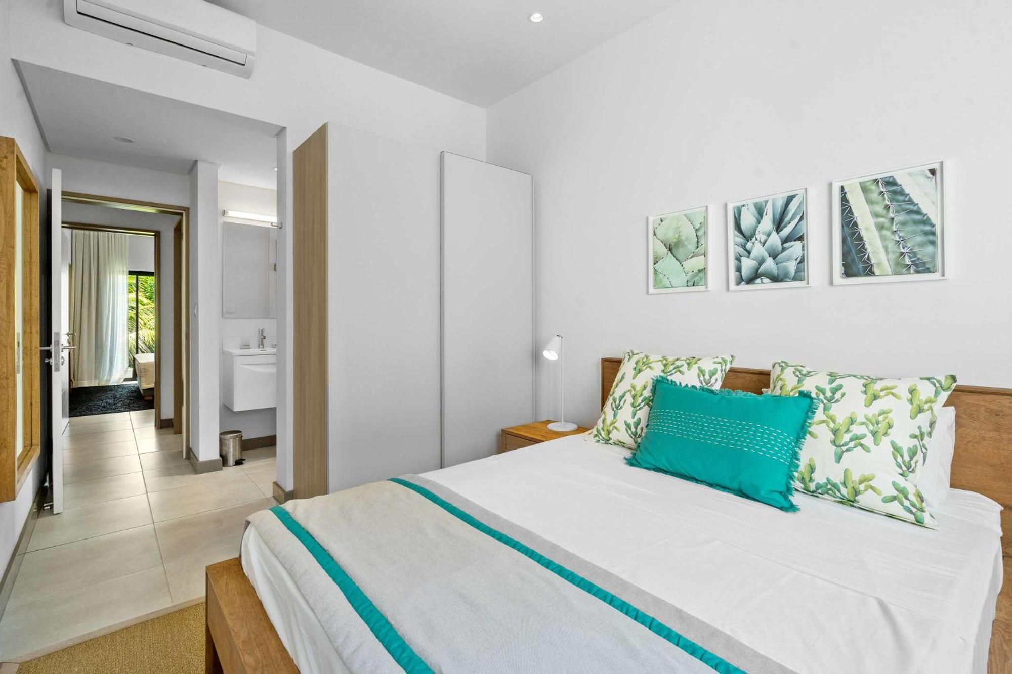 Vesper - Luxury Beachfront Apartment *